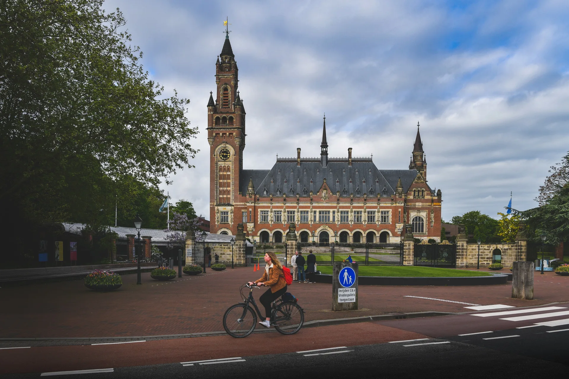 The Hague City vs. Scheveningen Beach: Your Guide to Coastal vs