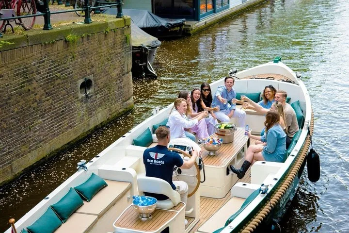 Amsterdam Canal Cruise with Local Guide and Small Group